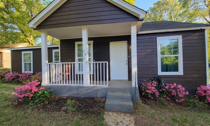 Frayser Casa | Cabin like over an acre of grounds lots of parking