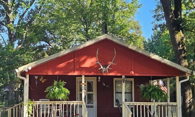 Karnack Cabina | Cabin like setting on secluded wooded property 5 minutes from Caddo Lake