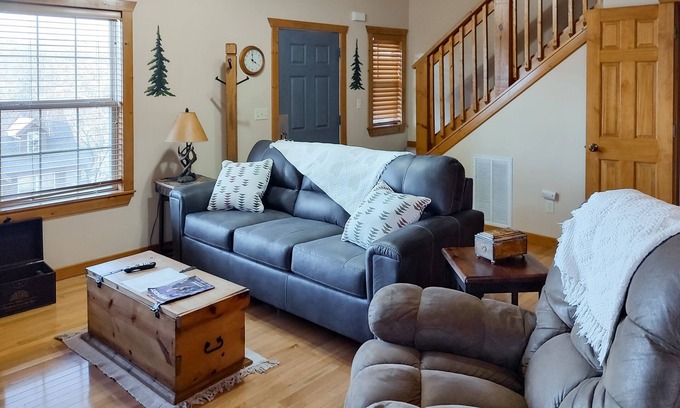 Reeds Spring Condominio | Cabin-like woodland getaway w/pool, tennis, gas fireplace