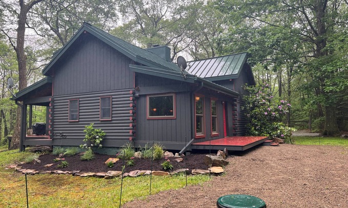 Jefferson Township Cabina | Cabin located 2 miles from Hidden Valley and 10 miles from Seven Springs Resorts