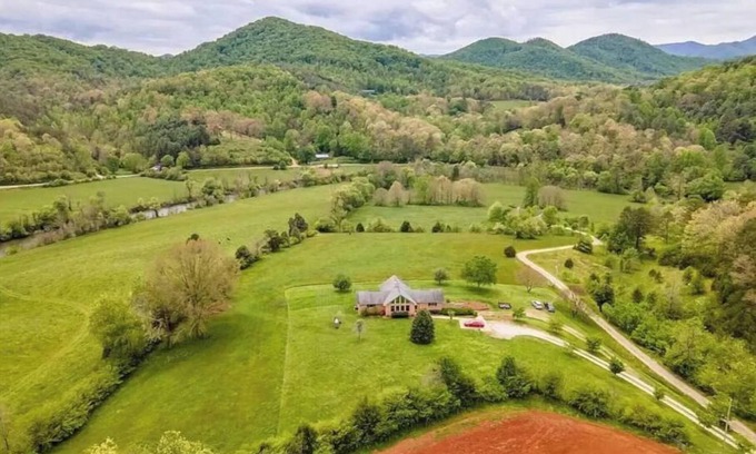 Franklin Casa | Cabin mountain home w/ gorgeous 360 view by river!