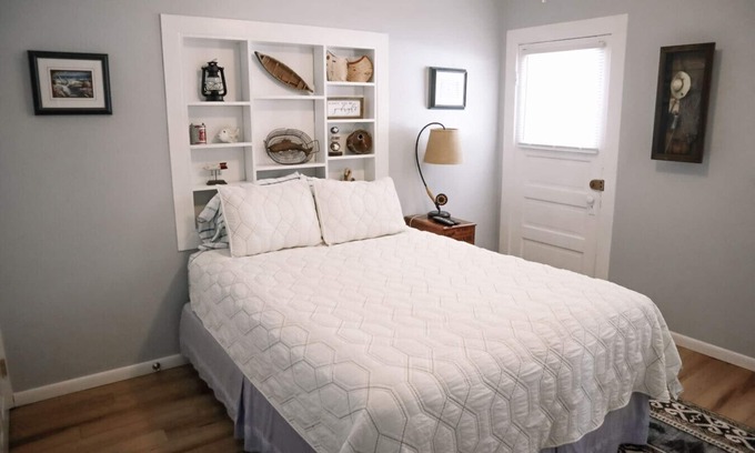 Bellevue Cabina | Cabin near Mississippi with Pickleball court - Froggy's Hideaway