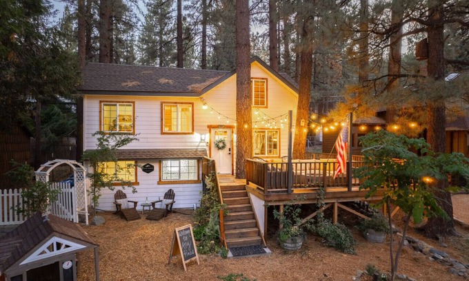 Wrightwood Cabina | Cabin Near Ski Resort, EV Charge, Kid/Pet Friendly, Fire Pit, Playhouse