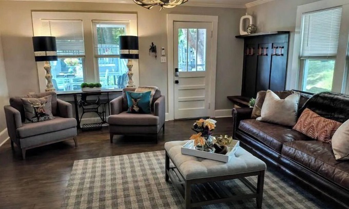 Altamont Cabina | Cabin Near Ski & Wineries. Mountain & meadow views, large lawn & your own creek!