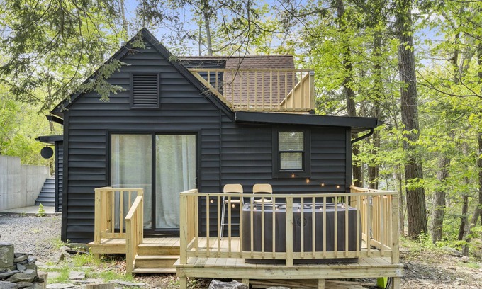 Mount Marion Cabina | Cabin Noir where Modern meets Rustic. Hot Tub with a View!