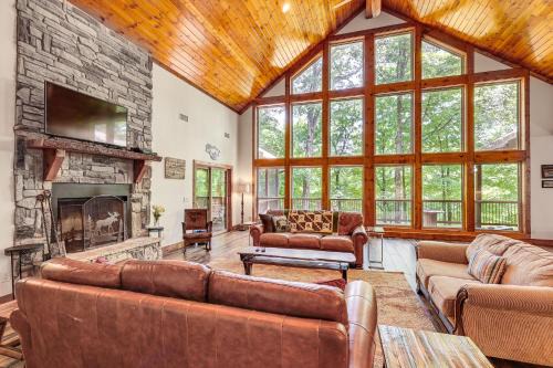 Golden Casa | Cabin on 23 Acres with Creek Access in Broken Bow
