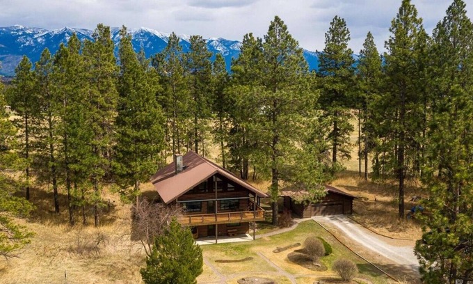 Kalispell Casa | Cabin on 5 acres w/Full Gym, Steam Rm, Hot Tub. Pet Friendly. Near Glacier N.P.