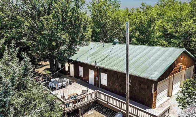 Ponca City Cabina | Cabin on 50 acres, Only 5 Minutes to Ponca City! Hike, Hunt, or Just Relax