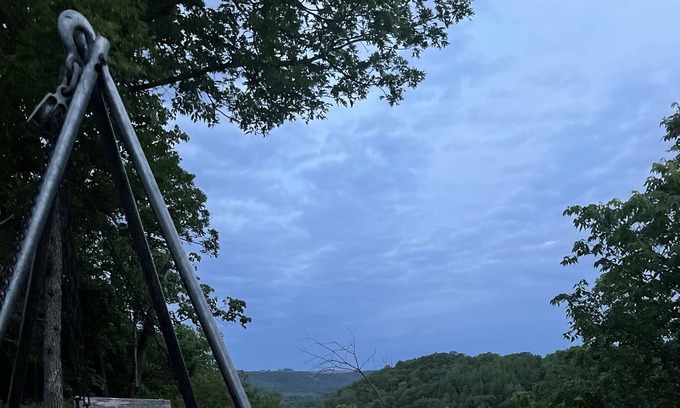 Winona County Cabina | Cabin on a cliff, with amazing view, and private hiking trails!