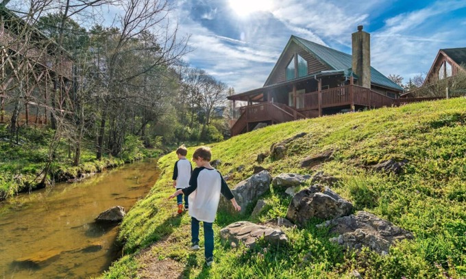 Sevierville Cabina | Creekside Lodge! 4mi To Dollywood, Newly Renovated