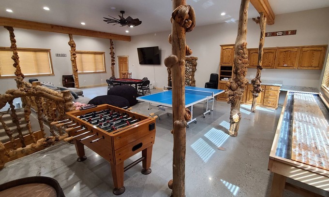 Irwin Cabina | Cabin on Creek W/fire pit close to Ski, boat, fishing, Hike with large game room
