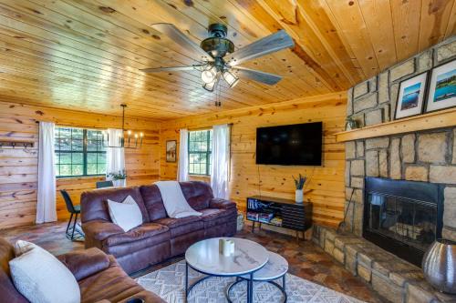 Fort Towson Casa | Cabin on Lake Raymond Gary with Dock, Grill and Views!
