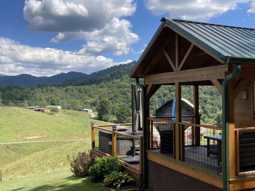 Mars Hill Casa | Cabin on Loye & Sunrise Cabin