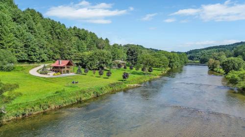Piney Creek Casa | Cabin on New River, Fire Pit, Dogs OK, Hot Tub with VIEWS - Sleeps 10