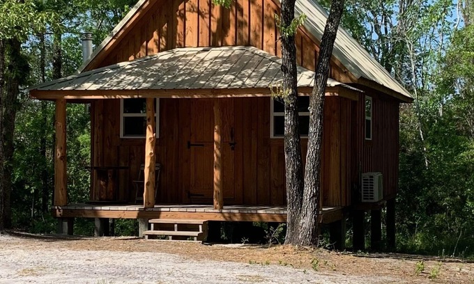 Hubert Cabina | Cabin on Queens Creek