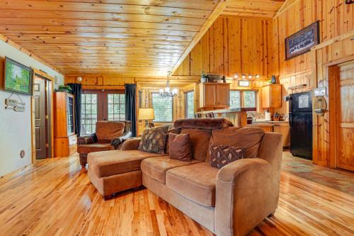 Blue Eye Casa | Cabin on Table Rock Lake with Hot Tub and Fire Pit!