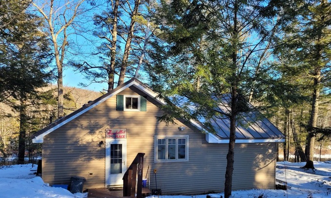Kingfield Casa | Cabin on the Carrabassett River - 15 mins to Sugarloaf Mountain!
