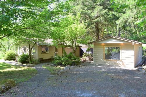 Packwood Casa | Cabin on the Creek
