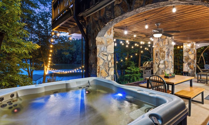Morganton Cabina | Cabin on the Lake! Hot Tub, Fire-pit, Kayaks & Stunning Lake Views! Pet-Friendly