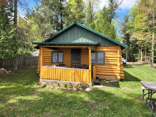 Williamsburg Casa | Cabin on the Lake