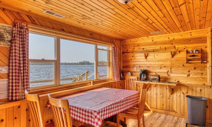 Gordon Cabina | Cabin on the Lake w/ 6-Beds - Northwoods - Complimentary Dock - Pets ok