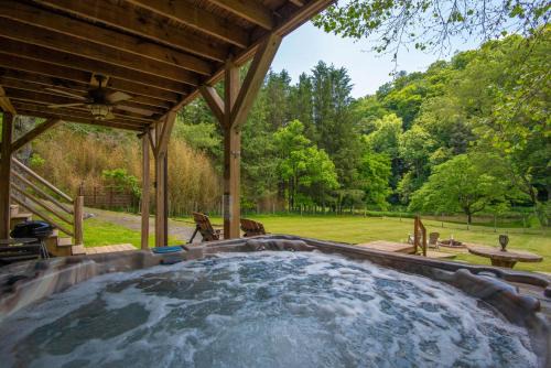 Lansing Casa | Cabin on the New River with Easy Steps to the River,Hot Tub, Fire Pit