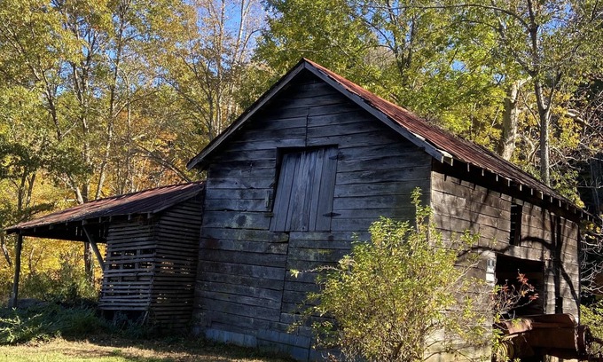 Micaville Otro | River Rock Country Farm House