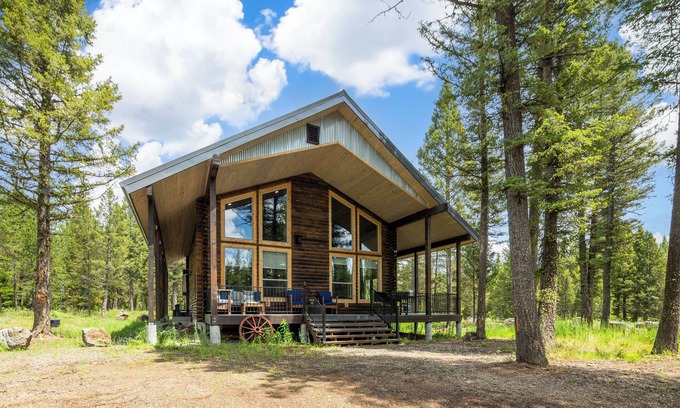 Island Park Casa | CABIN ON THE ROCKS, Big Property, Hot Tub, Yellowstone National Park, Fire pit.
