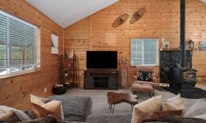La Pine Casa | Cabin, Private Fenced Beauty! Detached Game Room, Darts, Basketball, Foosball