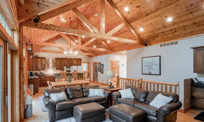 Comstock Cabina | Cabin Retreat - 90 minutes from Twin Cities - Can accommodate up to 10 people