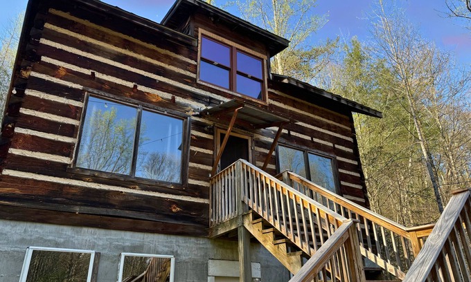 Marshall Cabina | Cabin Retreat Between Marshall and Hot Springs! Firepit, Creek, Pure Bliss!