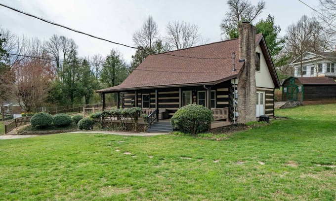 Bristol Cabina | Cabin Retreat w/Pool in Bristol