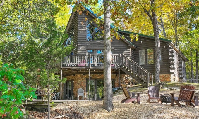 Kuttawa Cabina | Cabin Retreat with private lake and hot tub!