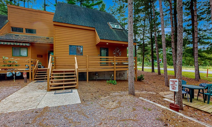 Wisconsin Dells Casa | Cabin Style Condo with shared pool, hot tub, golf, & much more!