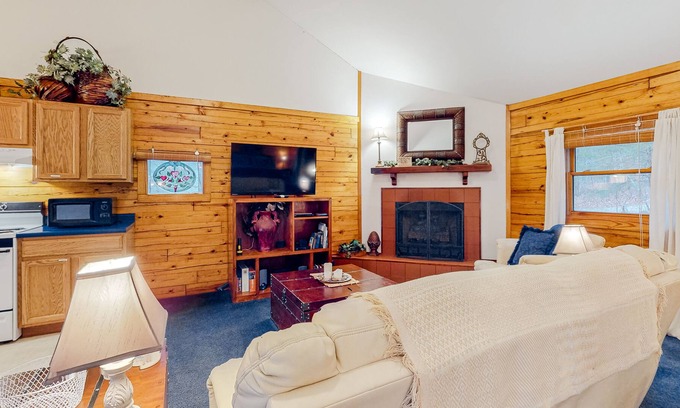 Eureka Springs Cabina | Cabin suite in quiet location with fireplace, grill, cable & AC
