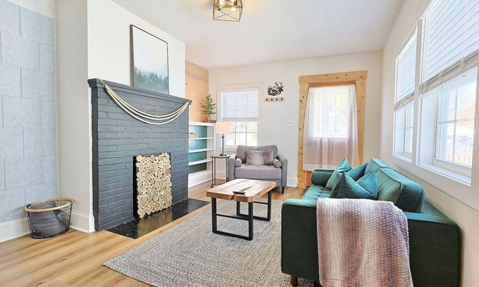 Knoxville Casa | Cabin-Themed Duplex ⫸ Walk to Happy Holler