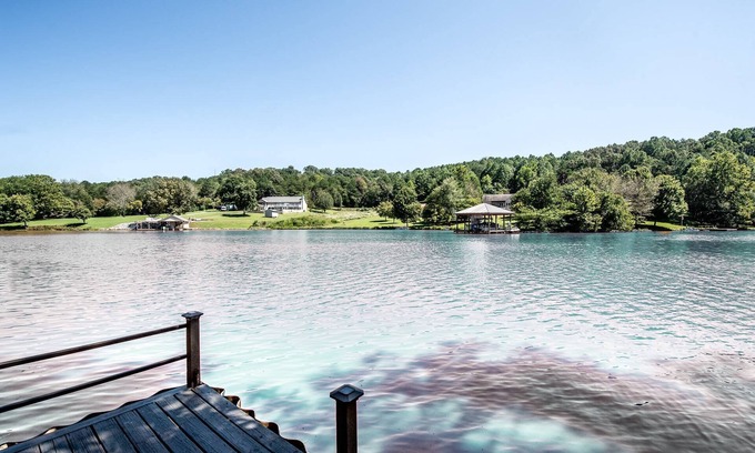 Vonore Cabina | Cabin w/ Dock-Fire Pit-Hot Tub-Updated Kitchen-On Tellico Lake-Bat Creek Cove-Great for Families!