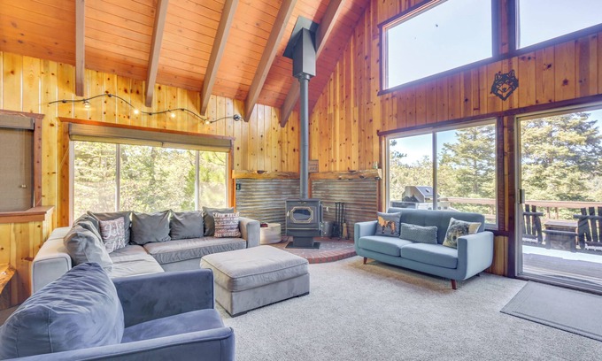 Blue Jay Cabina | Cabin w/ Game Room & 2 Decks in Lake Arrowhead!