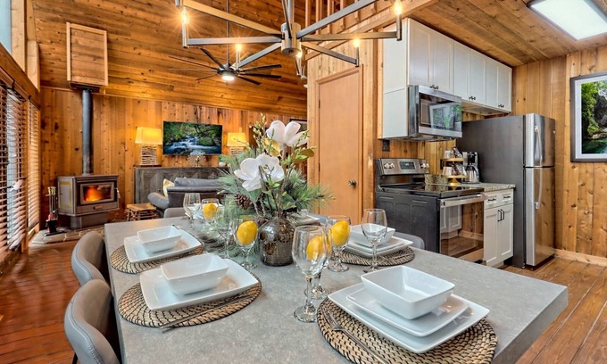 Sautee Nacoochee Cabina | Cabin w/Hot tub+Outdoor Kitchen+Firepit near ATV & SXS Trails~8mns to Helen, GA!