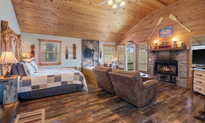 Eureka Springs Casa | Cabin w/King Bed, Jacuzzi + View