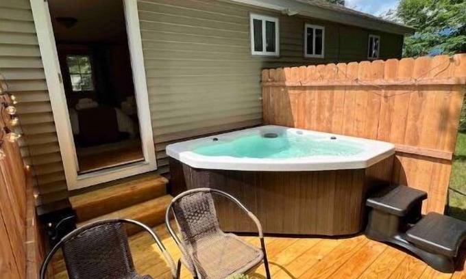 Thornton Cabina | Cabin W/Private Hot tub~Pet Friendly Near Loon mtn,Waterville & Owls nest Resrt!
