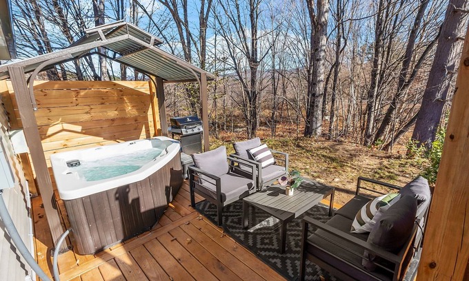 Thornton Cabina | Cabin W/Private Hot tub,PetFriendly, Fire pit 10min Loon mtn & owls Nest Resort