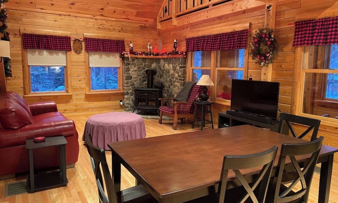 Greenville Cabina | Cabin w/waterfront access, beach, trails, gameroom