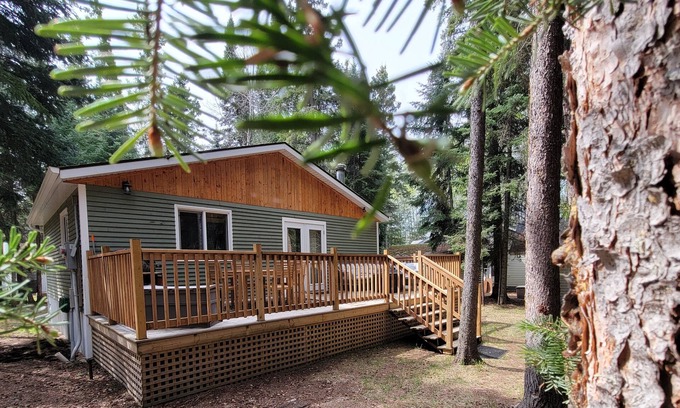 West Central Saskatchewan Cabina | 2BR cabin, XL treed lot, fireplace, pet friendly,Wifi, great fishing @ Delaronde