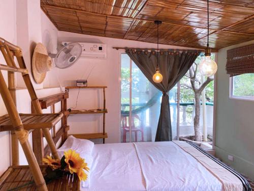 Taganga Apartamento | Cabin with balcony and ocean view.