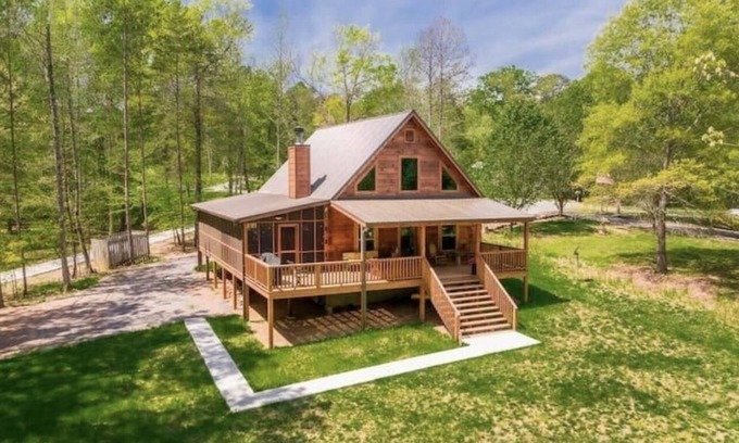 Chickamauga Lake Cabina | Cabin with dock, Huge screen-in porch, Great FAM getaway, HS WiFi, Pet Friendly
