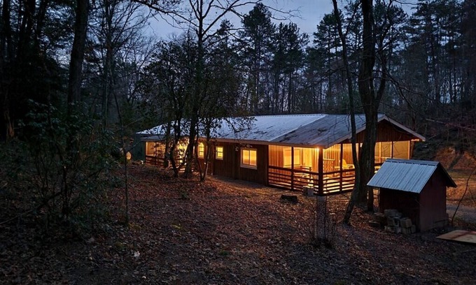Murphy Cabina | Cabin with Firepit, HotTub and Fireplace near waterfalls, wineries on 1.25 acres