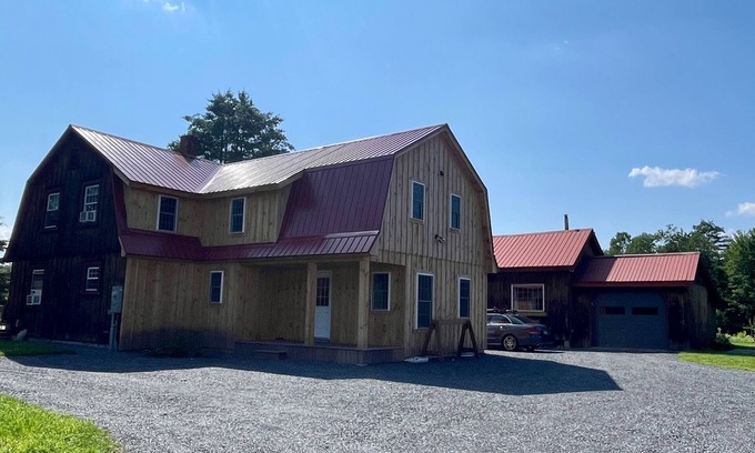 East Burke Cabina | Cabin with guest house on biking/VAST trails