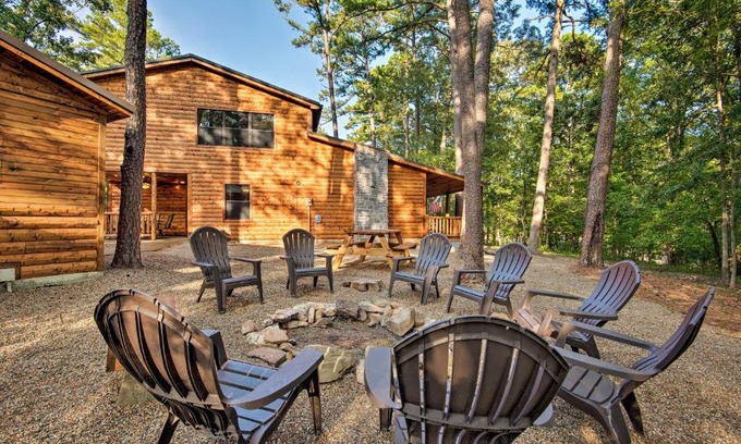 Broken Bow Casa | Cabin with Hot Tub and Grill - 6 Mi to Broken Bow Lake