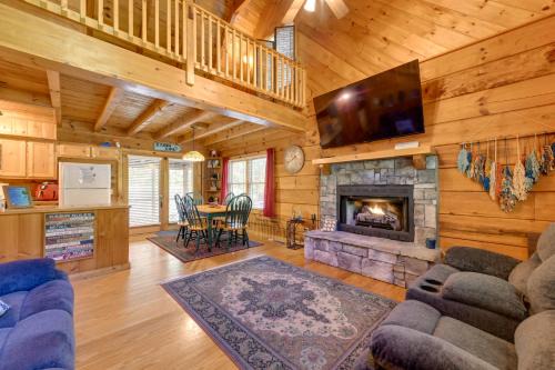 Hartford Casa | Cabin with Hot Tub and Fishing Pond in Del Rio!